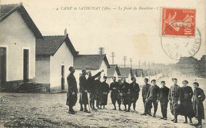 / CPA FRANCE 01 "Camp de Sathonay, le front de Bandière"