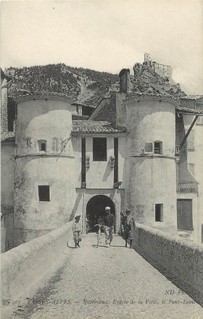 / CPA FRANCE 04 "Entrevaux, entrée de la ville, le pont Levis"