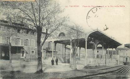 CPA FRANCE 84 " Valréas, Place du Fort Aymard et la Nouvelle Halle"