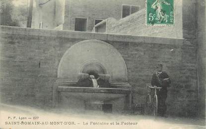 CPA FRANCE 69 " St Romain au Mont d'Or, La fontaine et le facteur" / FACTEUR