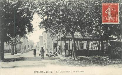 CPA FRANCE 69 " Toussieu, La grande rue et la fontaine"