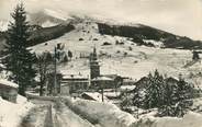 74 Haute Savoie CPSM FRANCE 74 "La Clusaz, Entrée du village et descente de ski"