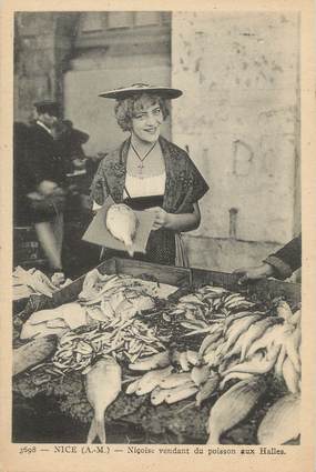 CPA FRANCE 06 " Nice, Une Niçoise vendant du poisson aux halles"