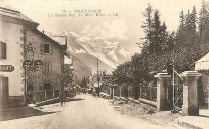 CPA FRANCE 74 " Argentières, La grande rue et le Mont Blanc"