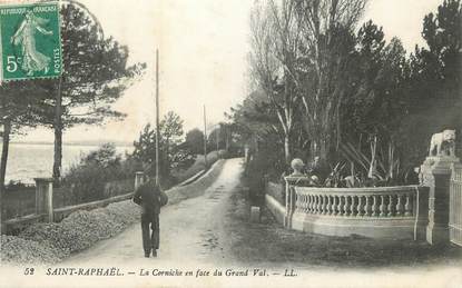 / CPA FRANCE 83 "Saint Raphaël, la corniche en face du grand val"