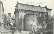43 Haute Loire CPA FRANCE 43 " La Chaise Dieu, Maison fortifiée et perspective de l'abbaye"