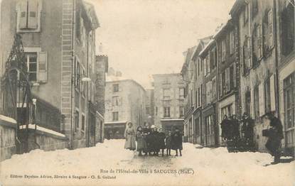 CPA FRANCE 43 " Saugues, Rue de l'Hôtel de Ville"