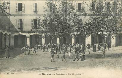 CPA FRANCE 83 " La Crau, Cour de récréation de la Navarre"