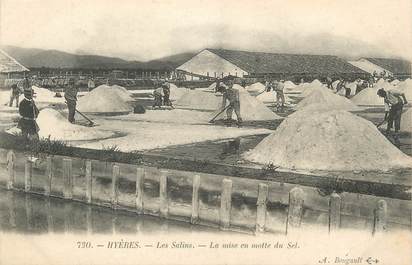 CPA FRANCE 83 "Les Salins d'Hyères, La mise en motte du sel"