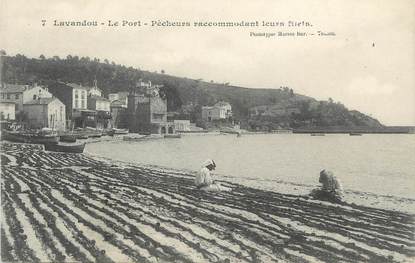 CPA FRANCE 83 "Le Lavandou, Le port et les pêcheurs raccommodant leurs filets"