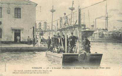 CPA FRANCE 83 " Toulon,L'Arsenal Maritime, traversée d'une passe"