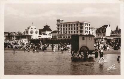 CPA FRANCE 59 " Malo les Bains, Le casino et la plage"