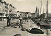 CPSM FRANCE 83 "St Tropez, Le port, Pêcheurs remaillant les filets"