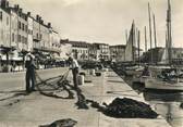 83 Var CPSM FRANCE 83 "St Tropez, Le port, Pêcheurs remaillant les filets"