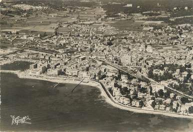 CPSM FRANCE 83 "St Raphaël, La plage et l'ensemble de la ville"