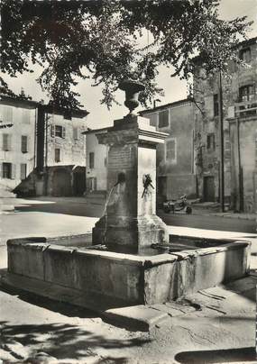 CPSM FRANCE 83 " St Maximin - La Ste Baume, La fontaine de la Place de la Mairie"