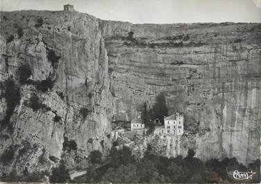 CPSM FRANCE 83 " La Ste Baume - Plan d'Aups, Vue aérienne de la grotte et Chapelle du St Pilon'