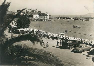 CPSM FRANCE 83 " Ste Maxime sur Mer, La plage vue de la Place des Palmiers"