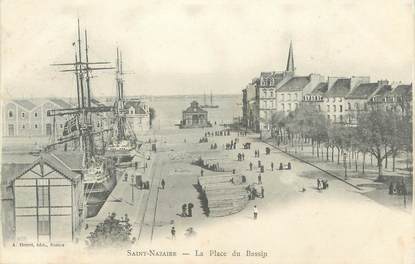 CPA FRANCE 44 " St Nazaire, La Place du Bassin"