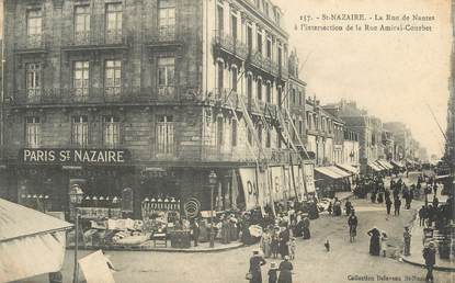 CPA FRANCE 44 " St Nazaire, La rue de Nantes à l'intersection de la Rue Amiral Courbet"