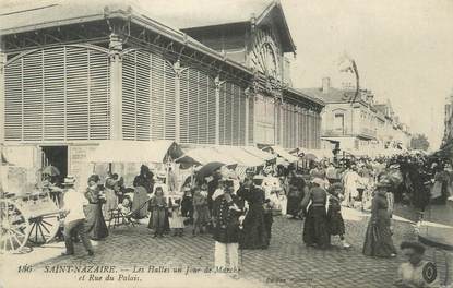 CPA FRANCE 44 " St Nazaire, Les halles un jour de marché"