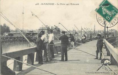 CPA FRANCE 44 " St Nazaire, La pêche sur l'Estacade"