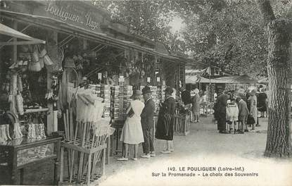 CPA FRANCE 44 " Le Pouliguen, Sur la promenade, le choix des souvenirs"