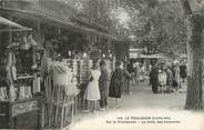 44 Loire Atlantique CPA FRANCE 44 " Le Pouliguen, Sur la promenade, le choix des souvenirs"