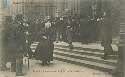 CPA FRANCE 44 " Nantes, Manifestations du 22 février 1906, la Police faisant évacuer la cathédrale"