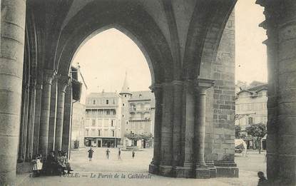 / CPA FRANCE 19 "Tulle, le parvis de la Cathédrale"