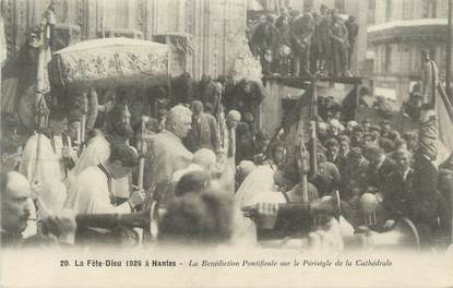 CPA FRANCE 44 " Nantes, La Fête Dieu en 1926, Bénédiction Pontificale sur le Péristyle de la Cathédrale"
