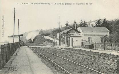 CPA FRANCE 44 " Le cellier, La gare au passage de l'express de Paris"