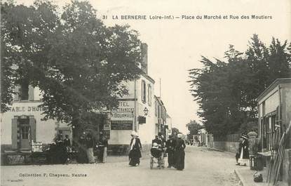 CPA FRANCE 44 "La Bernerie , Place du Marché et Rue des Moutiers"