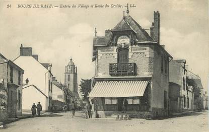 CPA FRANCE 44 "Le Bourg de Bas, Entrée du village et Route du Croisic"