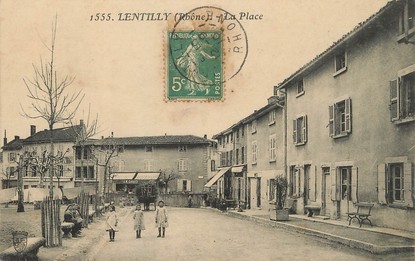 / CPA FRANCE 69 "Lentilly, la place"
