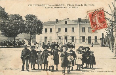 / CPA FRANCE 69 "Villefranche sur Saone, place Claude Bernard, école communale de filles"