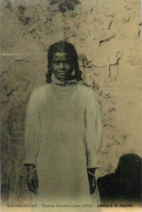 CPA MADAGASCAR "Femme Sianaka" / Carte colorisée toilée