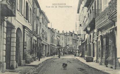 CPA FRANCE 38 " Bourgoin, Rue de la République"