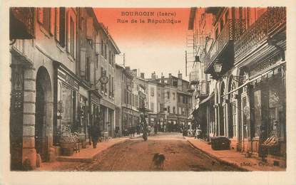 CPA FRANCE 38 " Bourgoin, La Rue de la République"