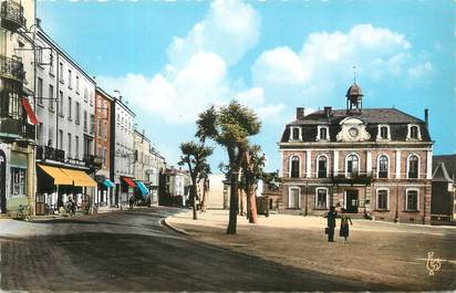 CPSM FRANCE 42 " Boen sur Lignon, La place et l'Hôtel de Ville"