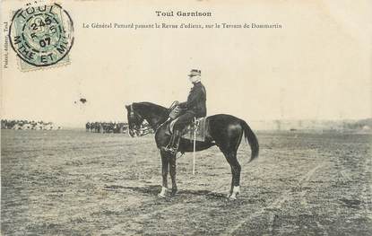 / CPA FRANCE 54 "Toul Garnison, le général Pamard passant la revue d'adieux"
