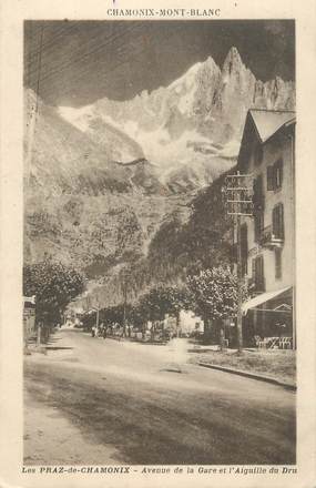 CPA FRANCE 74 "Les Praz de Chamonix, Avenue de la Gare et l'Aiguille du Dru"