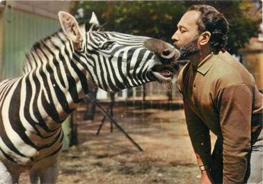 CPSM FRANCE 72 " La Flèche, Parc Zoologique du Tertre Rouge, Jacques Bouillault et son zèbre de Hartmann"