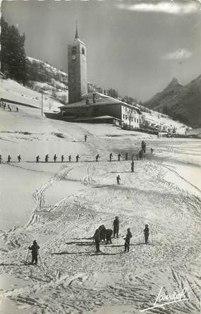 CPSM FRANCE 73 "Peisey - Nancroix , L'église, Cours de ski" / SKI