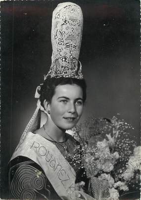 / CPSM FRANCE 29 "Reine de Cornouaille 1956, costume de Saint Guénolé Penmarch" / FOLKLORE