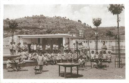 CPA FRANCE 83 "Groupe scolaire des Arcs, jardin et jeux de récréation des petits"