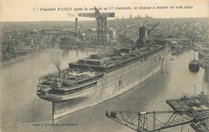 CPA BATEAU "Paquebot Paris en construction"