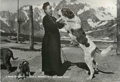 CPSM "Chien, Le prieur de l'Hospice du Grand St Bernard et son fidèle ami"