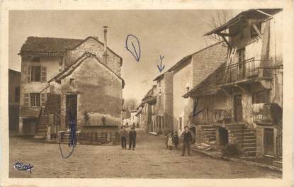 CPA FRANCE 38 "Vertrieu, Une rue du village"