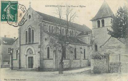 CPA FRANCE 38 "Courtenay, La Place et l'église"